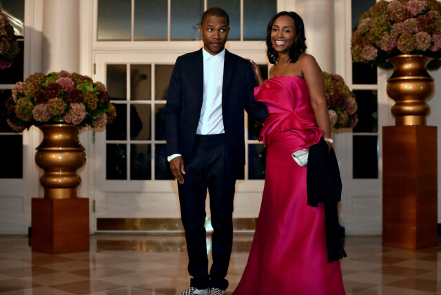 TOK MED MAMMA: Den kritikerroste artisten Frank Ocean ankom statsmiddagen sammen med moren sin, Katonya Breaux. Foto: Reuters TOK MED MAMMA: Den kritikerroste artisten Frank Ocean ankom statsmiddagen sammen med moren sin, Katonya Breaux. Foto: Reuters